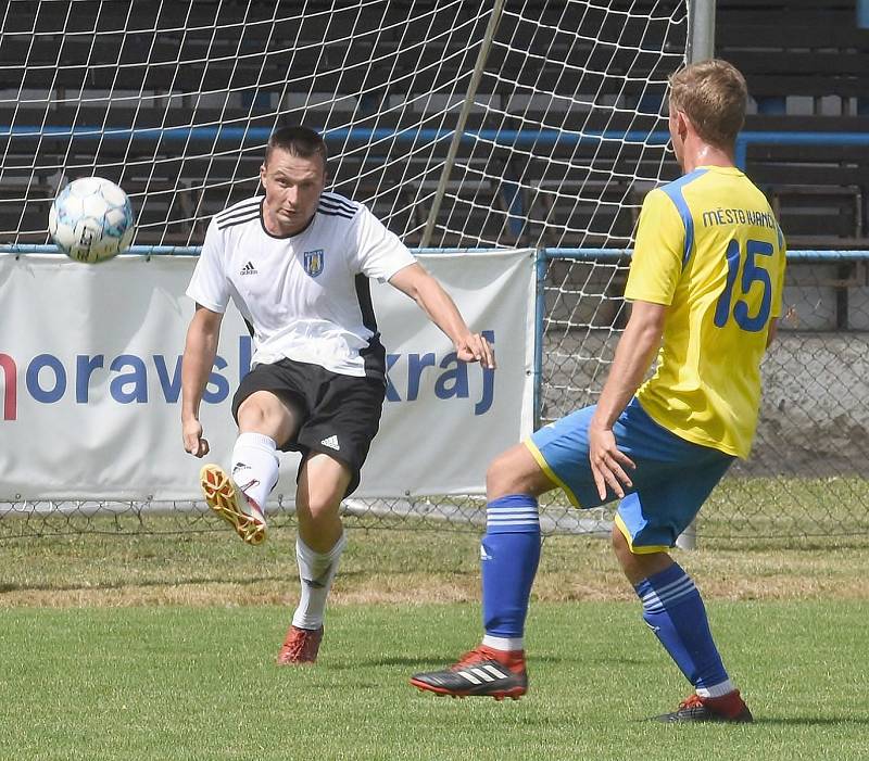 Břeclavští fotbalisté (v bílých dresech) zahájili letní přípravu výhrou nad Ivančicemi.