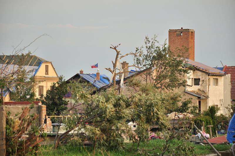 Pátý den po katastrofě. V obcích  poškozených tornádem, začaly první demolice domů, zatím jen v režii majitelů nemovitostí. Řízené demolice 115 domů kraj zahájí příští týden.