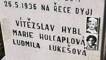 Restaurátor Michal Navrátil obnovuje na rakvickém hřbitově památníčky dětem utonulým v řece Dyji na Nových Mlýnech.