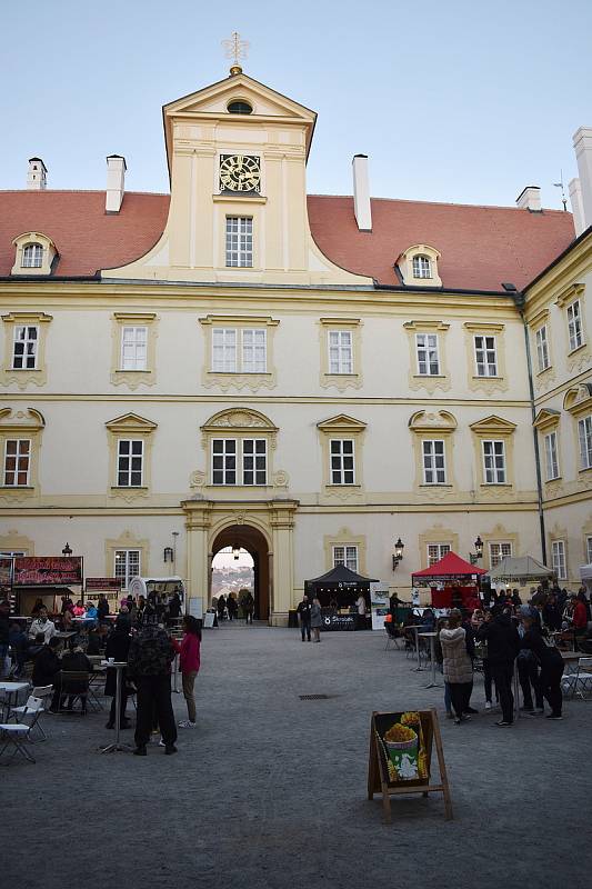 Poslední říjnové dny byl valtický zámek v obležení. Turisty přilákal tradiční Čokoládový festival, který se konal od čtvrtka do neděle.