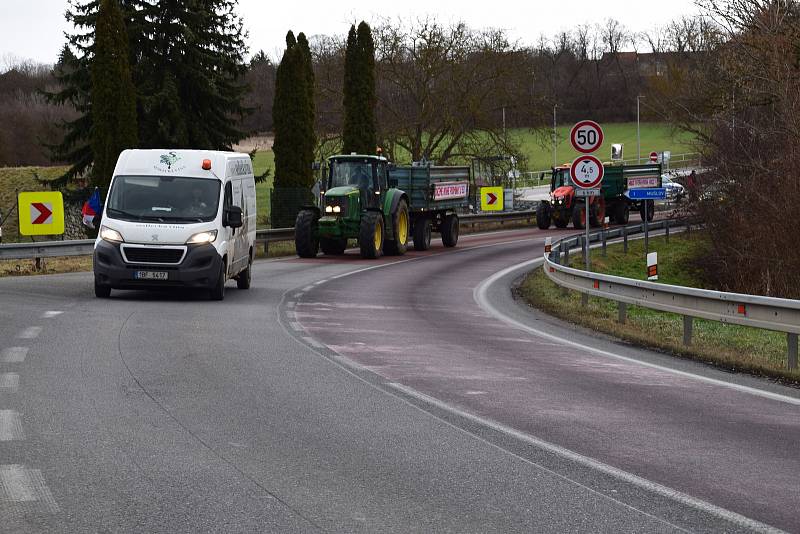 Také zemědělci na Břeclavsku se zapojili do protestní jízdy za rovné podmínky. Na snímku ti ze Zemědělského družstva v Sedleci.