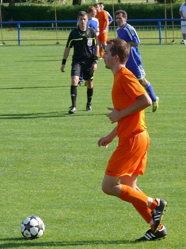 Ledničtí fotbalisté (v oranžovém) se s fanoušky rozloučili stylově. Výhrou 6:0.