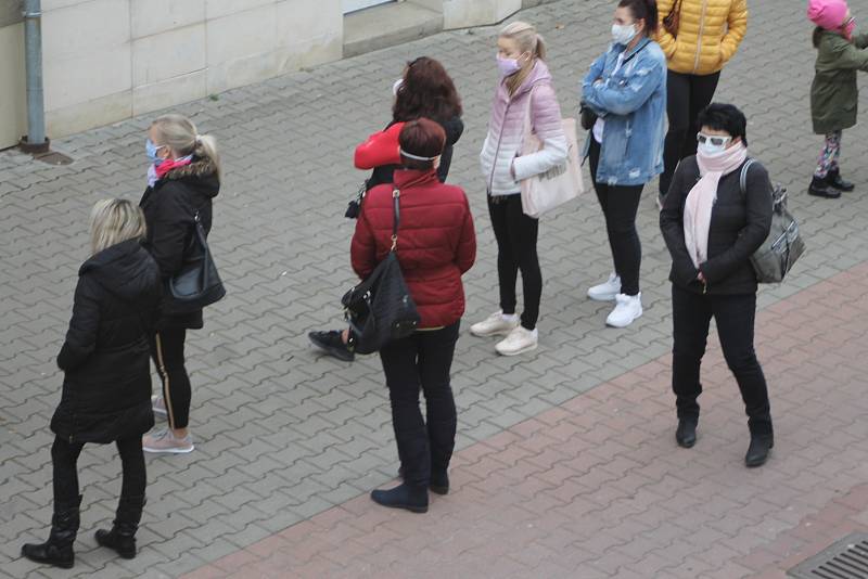 Před jednou z galanterií v centru Břeclavi přímo naproti redakci Břeclavského deníku Rovnost se už kolem deváté ráno tvořily fronty.