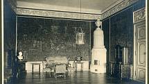 Jeden ze sálů mikulovského zámku, před rokem 1945.