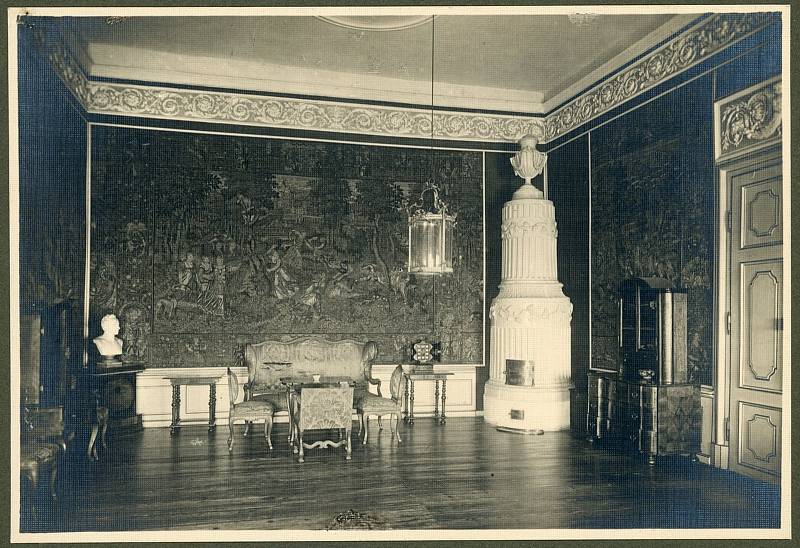 Jeden ze sálů mikulovského zámku, před rokem 1945.