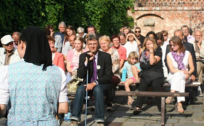 NOVOKŘTENCI. Neboli anabaptisté, hutterité, habáni, ale také toufaři. K příležitosti 480. výročí příchodu Jakuba Huttera do Hustopečí se sjeli z celého světa.