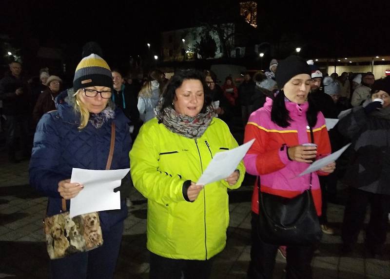 Vánoční atmosféru si připomněli lidé na náměstí v Kloboukách u Brna. Sešlo se tam asi dvě stě padesát zpěváků. Pět desítek studentů gymnázia ke zpěvu i zahrálo.