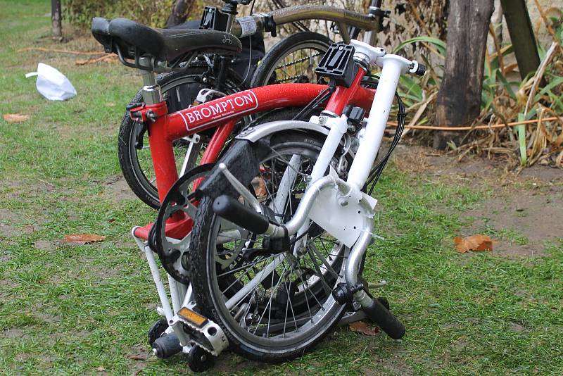 U Janova hradu u Podivína se sešli v sobotu příznivci kola Brompton. Při Festivalu Cyklospecialit se uskutečnil závod, ale i soutěž ve skládání anglických skládacích kol.