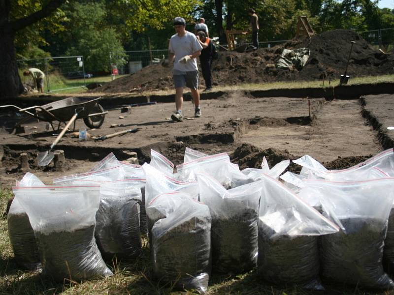 Archeologové stojí na Pohansku před velkým objevem. Jen pár desítek metrů od základny, kde dříve stála malá stodola, odkryli zděnou stavbu. Vše zatím nasvědčuje tomu, že se jedná o kostelík zřejmě z velkomoravské do­by.