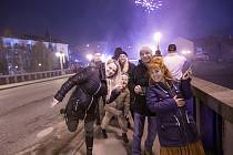 Silvestrovské oslavy se letos v Břeclavi konaly zejména před kulturním domem Delta.