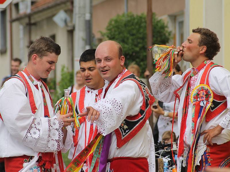 Třetí ročník společné přehlídky otevřených sklepů v Březí a Dolních Dunajovicích se v sobotu vydařil. První den víkendové akce byl plný vína, zpěvu, krásných žen a krojovaných. 