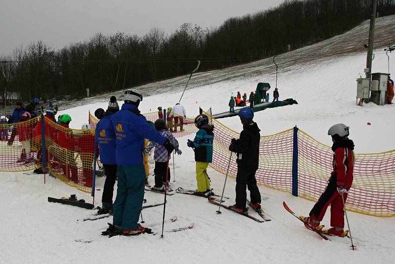 Na sjezdovce mezi vinohrady v Němčičkách už děti v kurzech i další zájemci lyžují na sněhu. Díky sněhovým dělům a teplotám pod nulou.