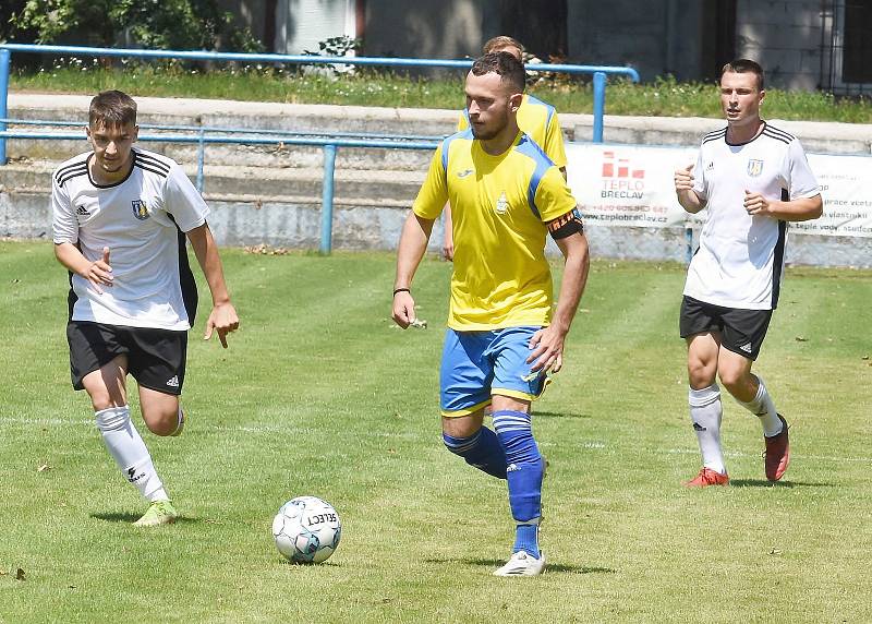 Břeclavští fotbalisté (v bílých dresech) zahájili letní přípravu výhrou nad Ivančicemi.