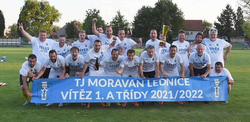 Fotbalisté Lednice (v červených dresech) porazili 3:0 Valtice a tři kola před koncem sezony oslavili postup do krajského přeboru.