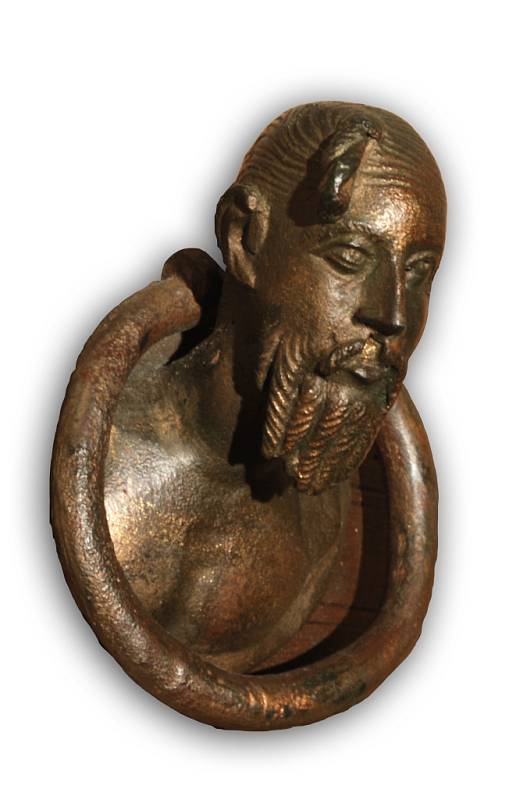 Hlava Germána s typickým svébským účesem, součást římské bronzové nádoby z knížecího hrobu u Mušova.