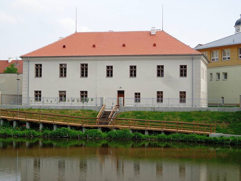 Pohořeličtí ve čtvrtek slavnostně otevřeli opravený Paarův zámeček. Budova bude nyní sloužit žákům základní školy.