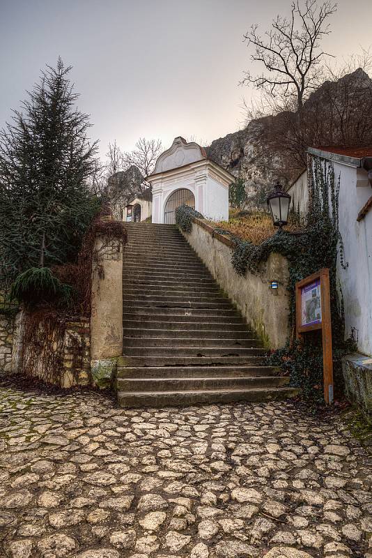 Dominantou města Mikulov je zámek. Při dobrém počasí je na něj krásný výhled ze Svatého kopečku.