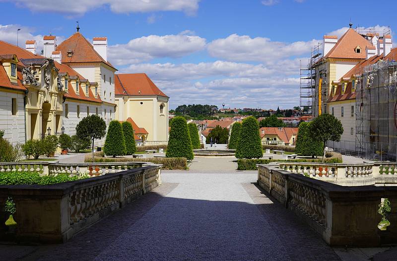 Turistická sezona 2020 se na zámku ve Valticích na Břeclavsku rozjíždí postupně. Přístupný je park, od 11. května se vrátila i výstava kostýmů z filmu o císařovně Marii Terezii.