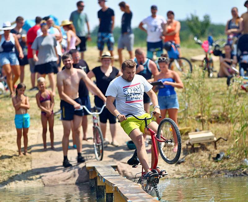 První ročník Pavlovické lávky. Lidé na kole přejížděli lávku na rybníku Zahájka.