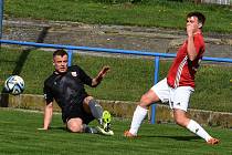 Fotbalisté Velkých Pavlovic (v černém) podlehli Želešicím 0:1.