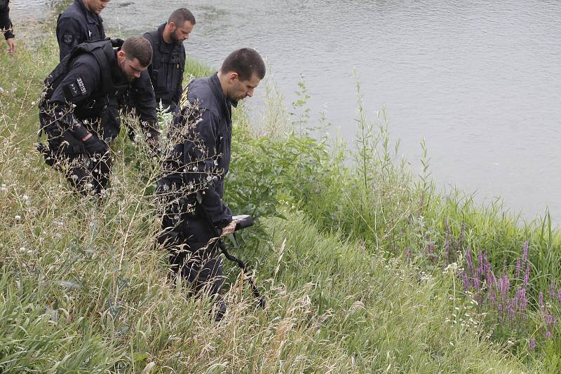 Policisté a potápěči pátrají na pobřeží i uvnitř řeky Dyje po předmětu, který souvisí s vraždou dvou lidí v Šilingrově ulici v Břeclavi.