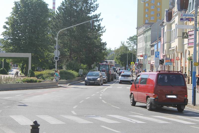 Uzavírka ulic Sovadinova a Na Zahradách způsobuje v centru města dopravní problémy.