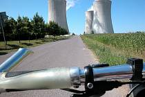 Energetická cyklotrasa vede přímo kolem chladicích věží jaderné elektrárny Dukovany.