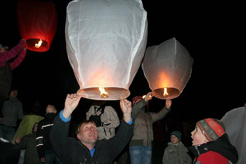 V Mikulově padl rekord ve vypouštění balonků na oblohu.