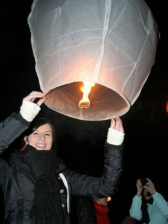 V Mikulově padl rekord ve vypouštění balonků na oblohu.