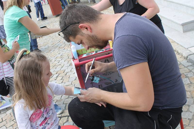 Desáté výročí lázeňského domu Perla oslavili v sobotu v lednických lázních. Pořadatelé připravili hudební program, ale také například přehlídku automobilových veteránů.