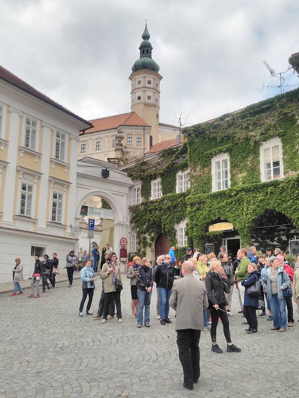 Mikulovské náměstí hostilo tradiční Setkání pod Taneční horou. Vystoupení folklorních souborů přilákala stovky návštěvníku.