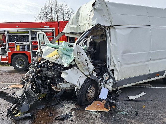 Srážku s kamionem nepřežil řidič dodávky na silnici I/52 u odbočky na Horní Věstonice.