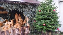 Před domem Víta Martince ve Staré Břeclavi i letos stojí dřevěný betlém. Tentokrát ho doplnila i moravská hvězda.