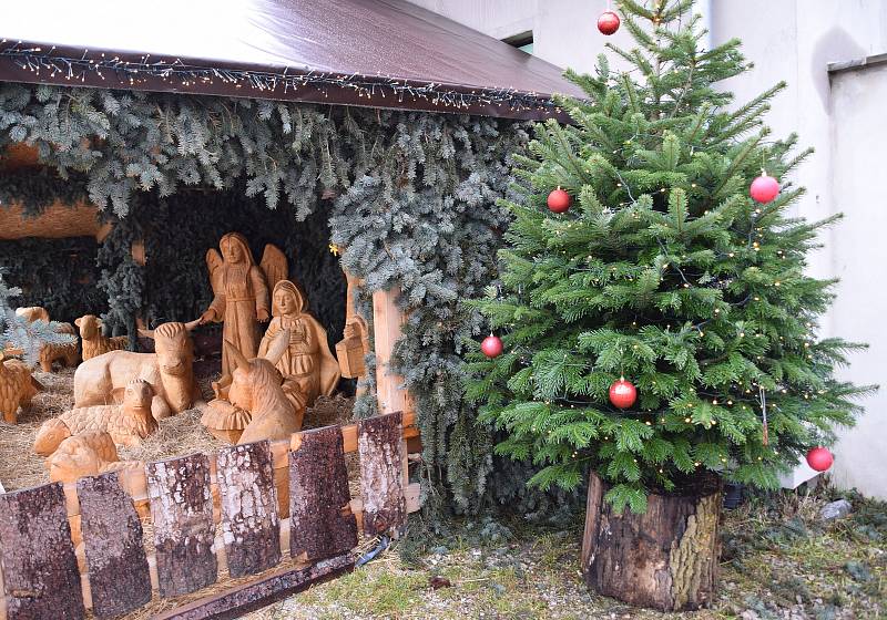 Před domem Víta Martince ve Staré Břeclavi i letos stojí dřevěný betlém. Tentokrát ho doplnila i moravská hvězda.