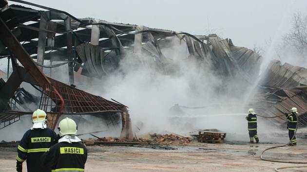 Požár haly v přítluckém zemědělském podniku Zepro zaměstnala na čtyřicet hasičů. 