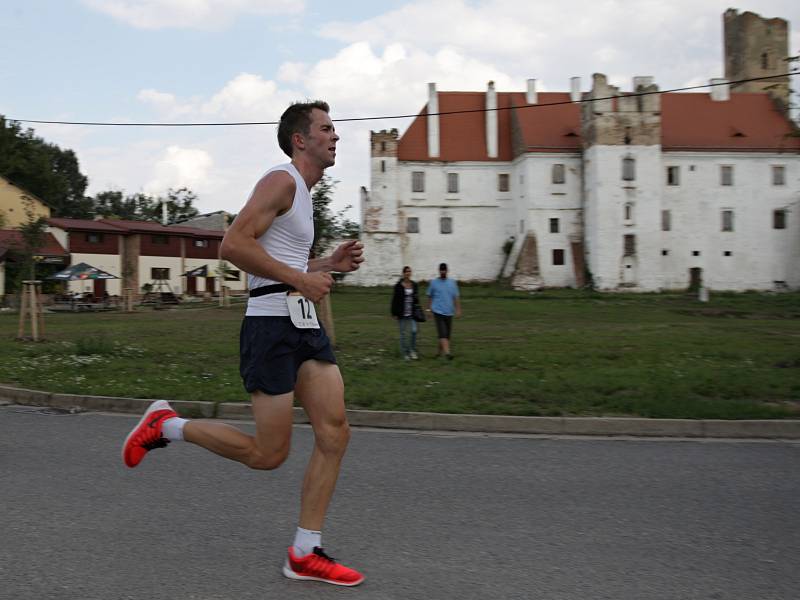 Pod břeclavským zámkem se běhalo. Pro radost i proti času. 