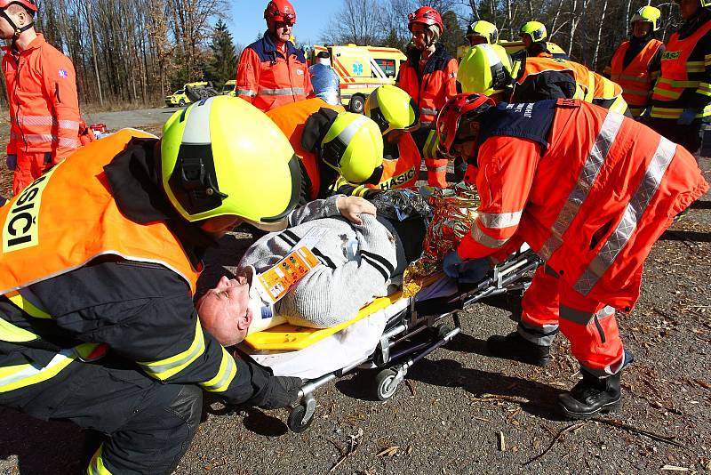 U hromadné dopravní nehody v Bořím lese u Břeclavi zasahovaly desítky hasičů, záchranářů a policistů. Šlo pouze o cvičení.