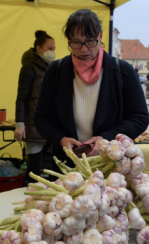 Stovky lidí navštívily v sobotu letošní první farmářské trhy na mikulovském Náměstí
