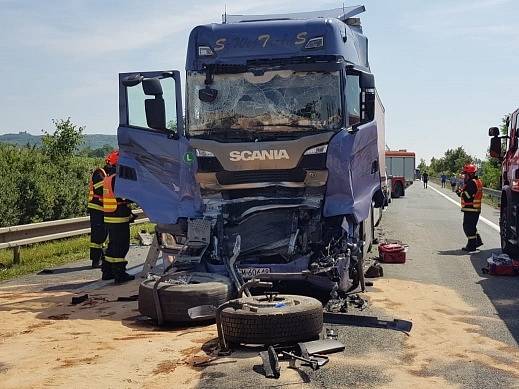  Neštěstím skončila jízda tří polských kamionů v sobotu odpoledne u nádrže Nové Mlýny na Břeclavsku. Při srážce se zranili dva lidé. Ženu, která seděla v jednom nákladním autě na místě spolujezdce, transportoval s vážným zraněním do nemocnice vrtulník.