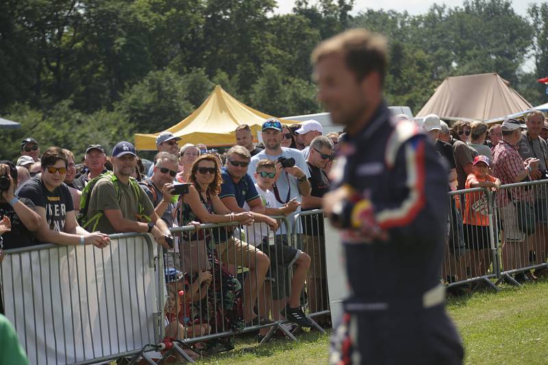 Letecký den na letišti v Břeclavi přilákal davy návštěvníků. K největším atrakcím patřila maketa stíhačky Spitfire a letoun ze soutěží Red Bull Air Race, kterým pilotuje Martin Šonka.