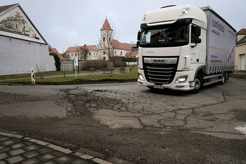 Objízdná trasa přes Dolní Dunajovice. Nový most přes novomlýnské nádrže u Pasohlávek na Brněnsku je před dokončením.