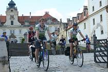Třicítka cyklistů z různých koutů České republiky i Rakouska se objevila na Břeclavsku. Z Nového Přerova přijeli cyklističtí nadšenci do Mikulova a pak pokračovali dál do Valtic, kde si chvíli odpočinuli u tamního zámku. 