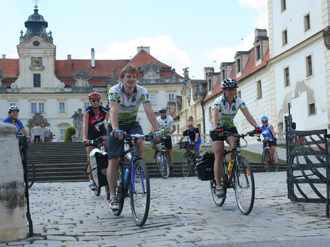 Třicítka cyklistů z různých koutů České republiky i Rakouska se objevila na Břeclavsku. Z Nového Přerova přijeli cyklističtí nadšenci do Mikulova a pak pokračovali dál do Valtic, kde si chvíli odpočinuli u tamního zámku. 