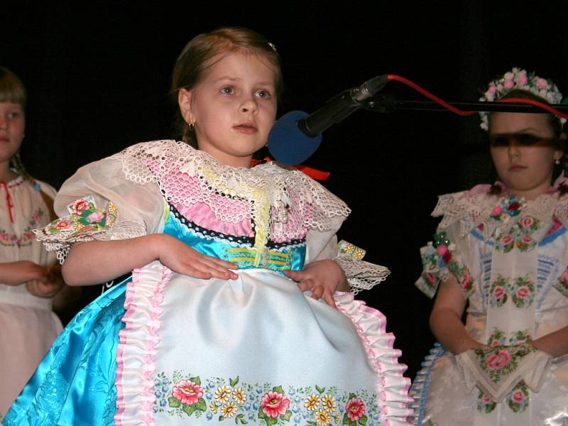 Tradiční folklórní přehlídka O malovanú pantličku Augusty Šebestové.