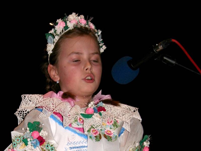 Tradiční folklórní přehlídka O malovanú pantličku Augusty Šebestové.