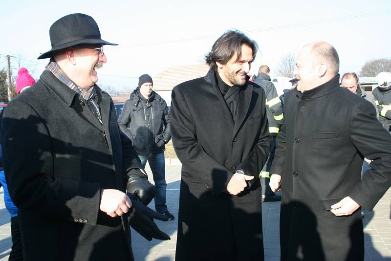 Dobrovolní hasiči ze Staré Břeclavi převzali v sobotu díky spolupráci se slovenskými kolegy nové zásahové auto Tatra a člun.