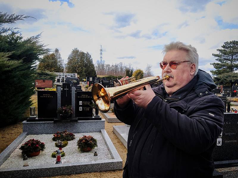 Lidoví muzikanti hrají omezeně na pohřbech i za covidu. Pavel Svoboda z Hustopečí to bere jako důstojné rozloučení se zemřelými.