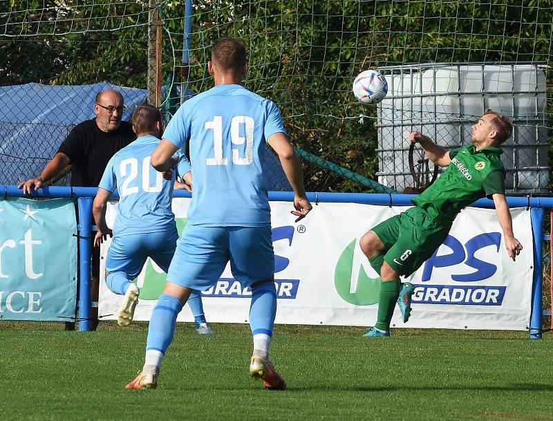 Fotbalisté Lednice (v modrých dresech) vstoupili do krajského přeboru výhrou 1:0 nad Ráječkem.