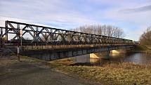 Vojenský most, takzvaný mamut, u Drnholce.