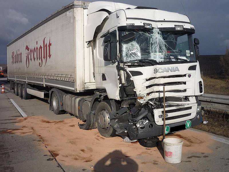 Srážka dvou nákladních aut slovenských poznávacích značek se odehrála v pátek před polednem na dálnici D2 u obce Starovičky.